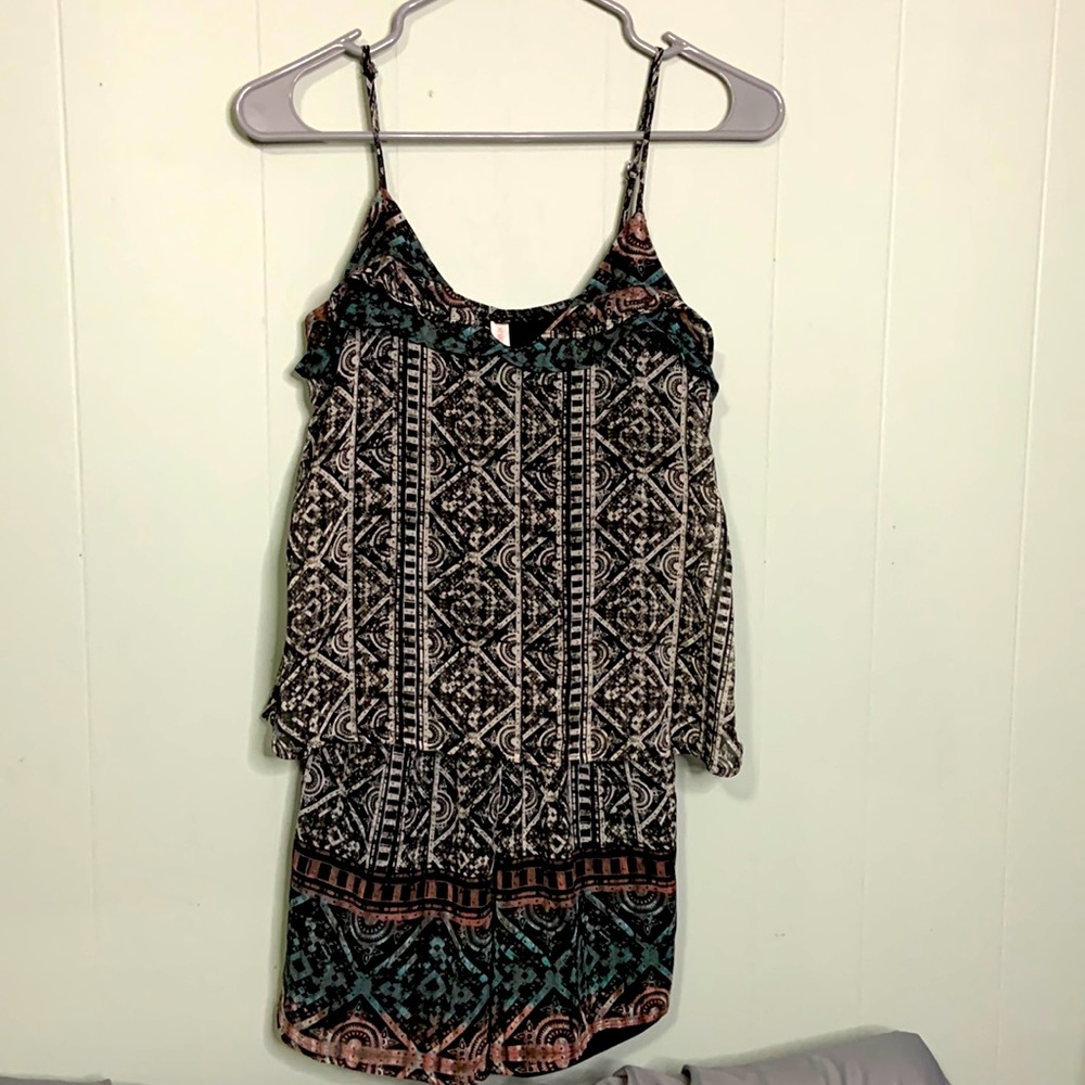 One piece shorts set. Adjustable straps
